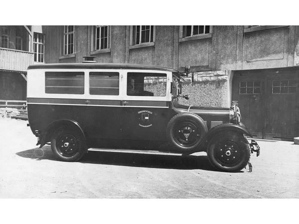 rster motorisierter Krankenwagen Wyhlens um 1920 vor der Hebelschule. Links eine Laube. Hausmeister Schäuble "Giggeladdy" hatte die Treppe zum ersten Stock abgehängt, weil die Schüler dort rauchten.
Rhein_008