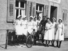 Fahrrad mit Verdunkelung.Vor dem ehemaligen Gasthaus Engel in der Klosterstrasse.
Rhein_013