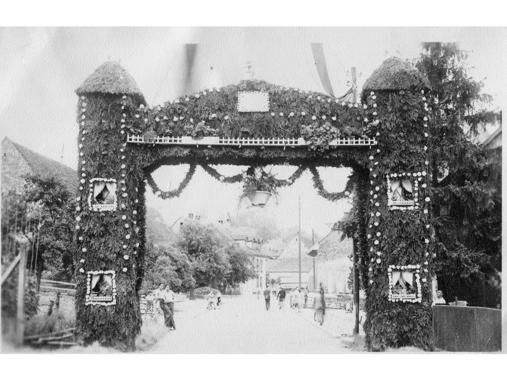 Schwibogen 1951; Hanspeter Aigeldinger und Klaus Rhein sollten aus dem oberen Fenster rechts Blumen auf die Durchziehende werfen. Beide brachen ein und landeten auf der Mannschaft im unteren Fenster. Es gab keine Verletzten.
Rhein_018