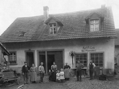 1921 Schmiede von Franz Karl Lais.  Der Hufschmied Lais war in der Baslerstrasse beheimatet. Gegenüber war die Bäckerei Leisinger. Links davon der Bauernbetrieb Müller und hinter der Schmiede der Bauernbetrieb Deschler. Rechts davon lebte  Max Guhl, ein Wyhlemer Original, ledig, Naturheilkundler.
Rhein_019