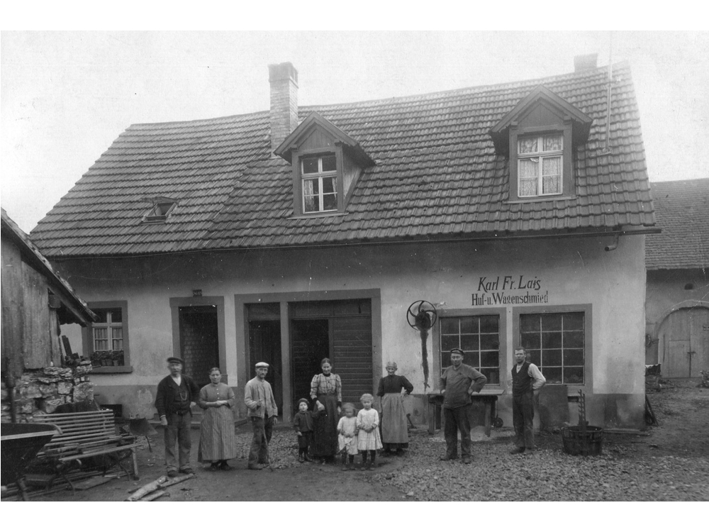 1921 Schmiede von Franz Karl Lais.  Der Hufschmied Lais war in der Baslerstrasse beheimatet. Gegenüber war die Bäckerei Leisinger. Links davon der Bauernbetrieb Müller und hinter der Schmiede der Bauernbetrieb Deschler. Rechts davon lebte  Max Guhl, ein Wyhlemer Original, ledig, Naturheilkundler.
Rhein_019