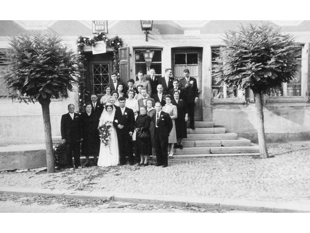 Hochzeit von Hansjörg Dietrich und Ella Röther Links Rössli, rechts Kolonialwaren Schott. Später Nebenzimmer des Rössli
Rhein_023