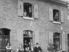 Solvay-Haus ca 1910; Werkshäuser der Solvay. Geburtshaus von Frau Rhein. Hinter dem Haus war das Plumpsklo und ein Schweinestall.
Rhein_024