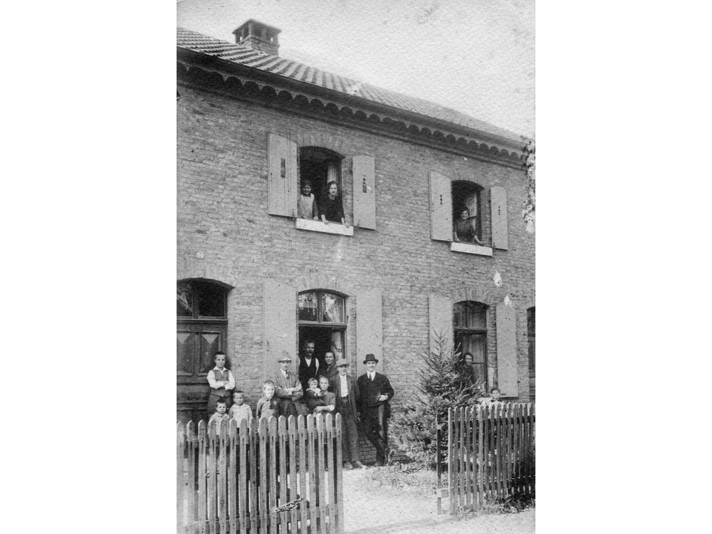Solvay-Haus ca 1910; Werkshäuser der Solvay. Geburtshaus von Frau Rhein. Hinter dem Haus war das Plumpsklo und ein Schweinestall.
Rhein_024