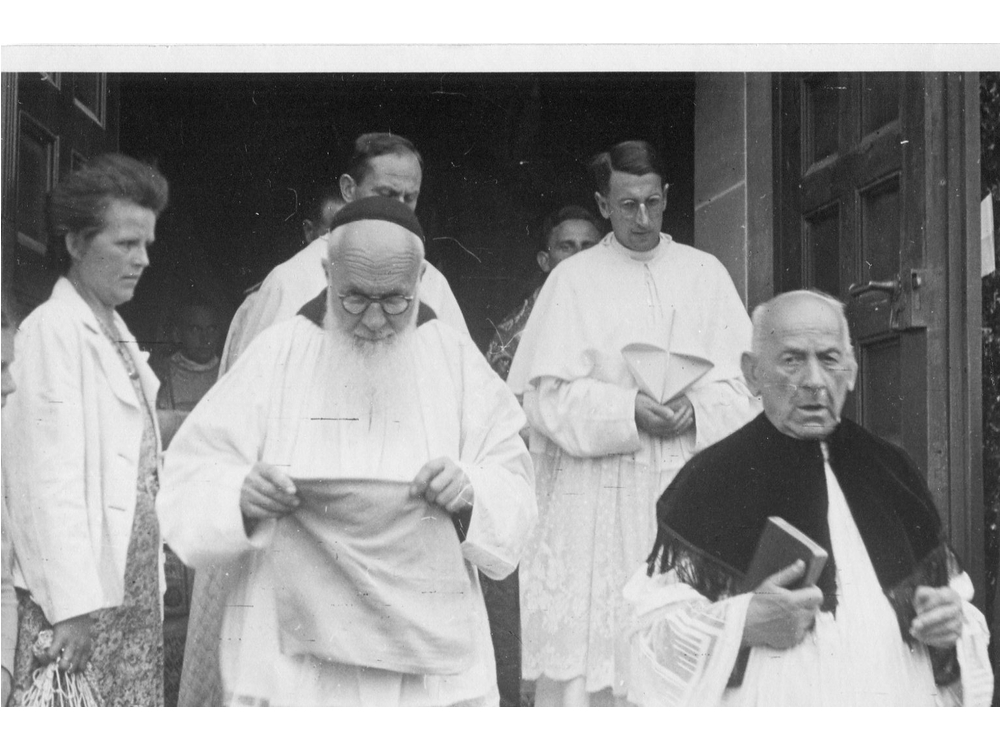 Pater Bertram bei der Verabschiedung von Pfarrer Lang Pfarrer Lang vorne rechts. 1947
Rhein_027