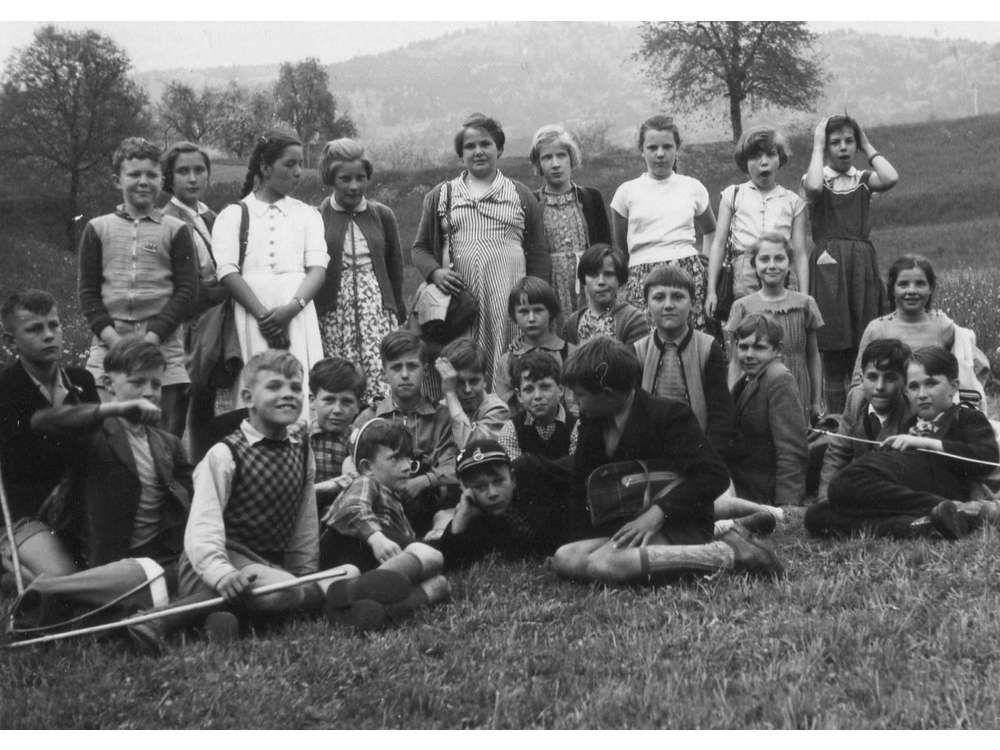 Schulausflug auf die Hohe Flum und Erdmannshoehle in Hasel 1955 . ( Im grossen Maikaeferjahr ) Von Wyhlen mit dem Zug nach Karsau , Fussmarsch zur Hohen Flum mit Picknick, anschliessend Marsch zur Erdmannshoehle in Hasel mit Besichtigung. Heimfahrt mit dem Zug von Hasel nach Saeckingen , umsteigen und mit dem Basler Zug nach Hause  Klassenbild vor dem Bahnhof in Hasel. Unten Links : - Wolgang Friedlin ( Hand zum Schwinger ausgestreckt )- Joerg Hoffmann - Klaus Rhein - Gernod Vogt ( liegend ) - Alfred Weis ( rechts davon; Dahinter: - Klaus Neumann - Hanspeter Aigeldinger - Frank Steinebrunner - Karlheinz Haberer  - Rainer Boschert + - Fritz Moeller - Erwin Probst + - Rolf Mueller - Kurt Lindau ( mit Stock ; Vorletzte Reihe:  - Walter Amrein + - Ruth Baumgartner - Ulricke Katzer - Dietmud Soell-  Giesela Woelpper- Gertrud Kiefer Ganz hinten: - Gudrun Bohnert - Roswita Beck - Elfriede Oertlin - Inge Keller + - Inge Roemer - Astrid Mueller - Brigitte Philipp
Rhein_033