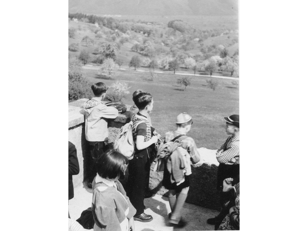 Schulausflug Jahrgang 1944/45 auf die Hohe Flum. Kommentare von Hanspeter Aigeldinger:Auf dem Aussichtsturm Hohe Flum: Von hinten gesehen , links im Ecken , Frank Steinebrunne ,rechts daneben stehen Kurt Lindau und Klaus Rhein sowie Gernod Vogt .Das Maedchchen im Vordergrund ist Gudrun Bohnert. Picknick : ( Warum hat er das Bild ? Hat er sich damals in die  Kratzbuerste Ulricke Katzer verkuckd?)  Links nach Rechts: - Gudrun Bohnert - Ulricke Katzer - Gertrud Kiefer
Rhein_035