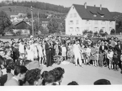 Eierspringen in den Abtsmatten 1955/56; Eisenbau-Haus in dem Direktor Sauerland wohnte.
Rhein_038