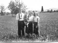 Sommer 1956. Im Hintergrund die Bohrtürme der Solvay. Insgesamt waren es 6. 

Familie von Kurt Stein, der das Foto machte.
Stein_Kurt_004