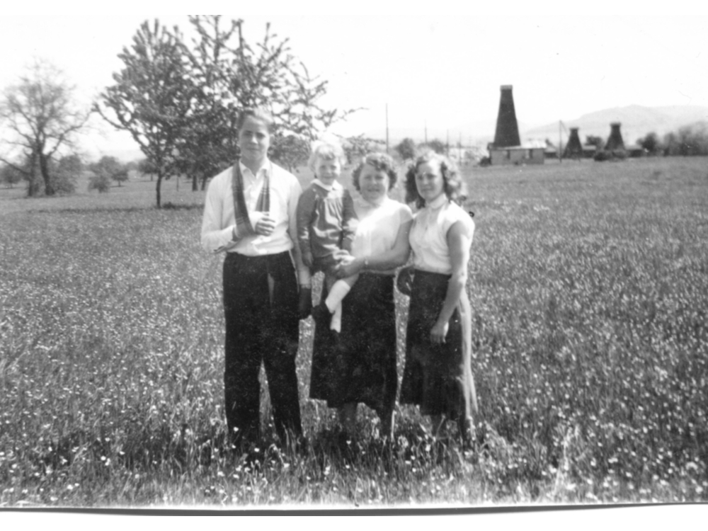 Sommer 1956. Im Hintergrund die Bohrtürme der Solvay. Insgesamt waren es 6. 

Familie von Kurt Stein, der das Foto machte.
Stein_Kurt_004