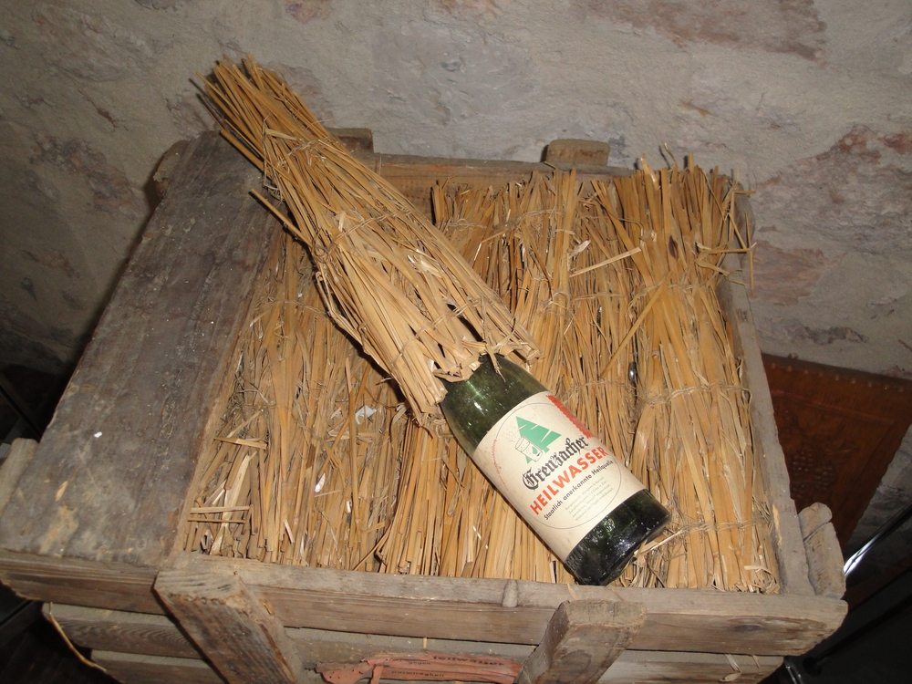 Heilwasser in Strohmalotte
7Vit1Wasserkiste2