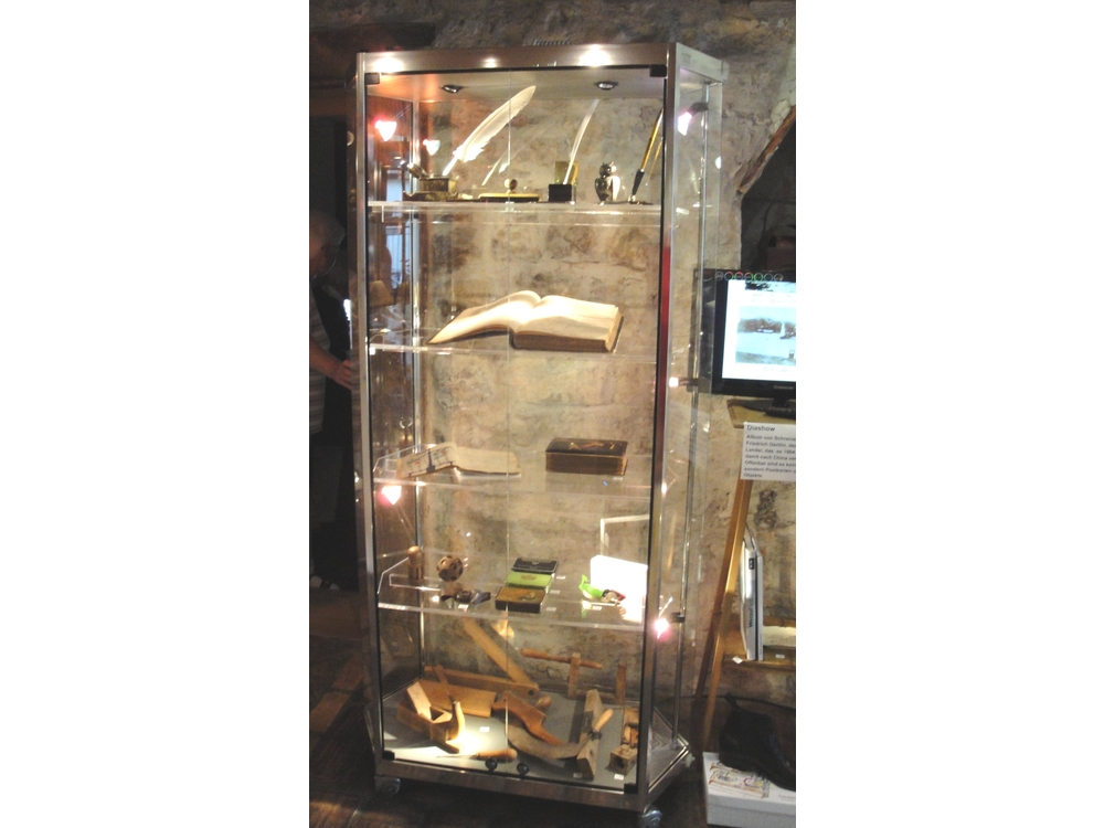 Vitrine 4 Schreibzeuge und Schriften
Vit4totale