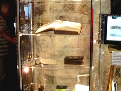 Vitrine4 Schreibzeug