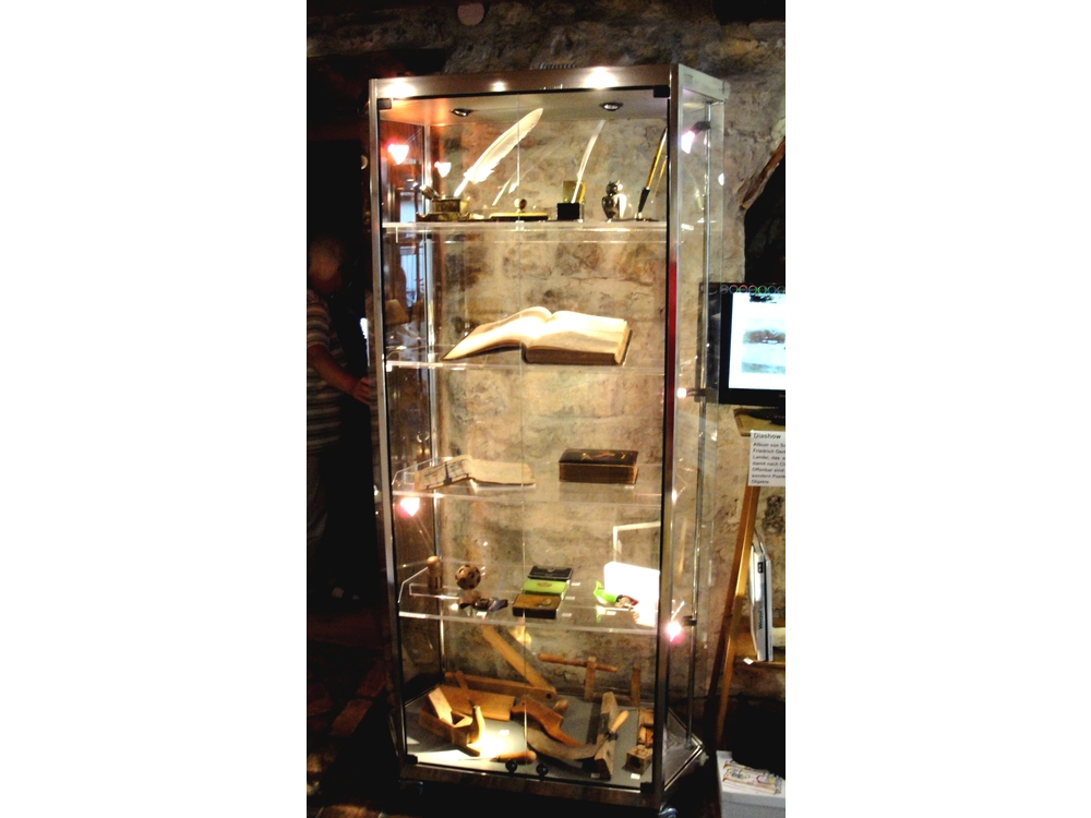 Vitrine4 Schreibzeug
