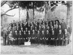 MaennerChor_1935
1.Reihe 3.v.li Otto, Dietsche, Willi Kiefer, 6. v.li. August Neuschütz,, 10. Emil Rotzler,
2. Reihe 1. rechts Max Linin,
3. Reihe 1. v. re. Herrmann Löffler
letzte Reihe mit Fahne Ernst Geimüller