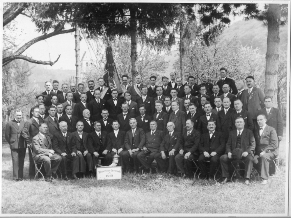 MaennerChor_1935
1.Reihe 3.v.li Otto, Dietsche, Willi Kiefer, 6. v.li. August Neuschütz,, 10. Emil Rotzler,
2. Reihe 1. rechts Max Linin,
3. Reihe 1. v. re. Herrmann Löffler
letzte Reihe mit Fahne Ernst Geimüller