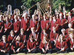 ertungsspiel (warten auf das Ergebnis); Hochrheinverband Waldshut am 20. Mai 2000; Dirigent MD Albert Brunner nicht auf dem Bild; Die Fahne hält Posaunist Martin Weis
MusikvereinWy_015